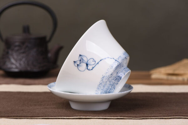 "Lotus Emerges from Water" Porcelain Gaiwan * 180ml